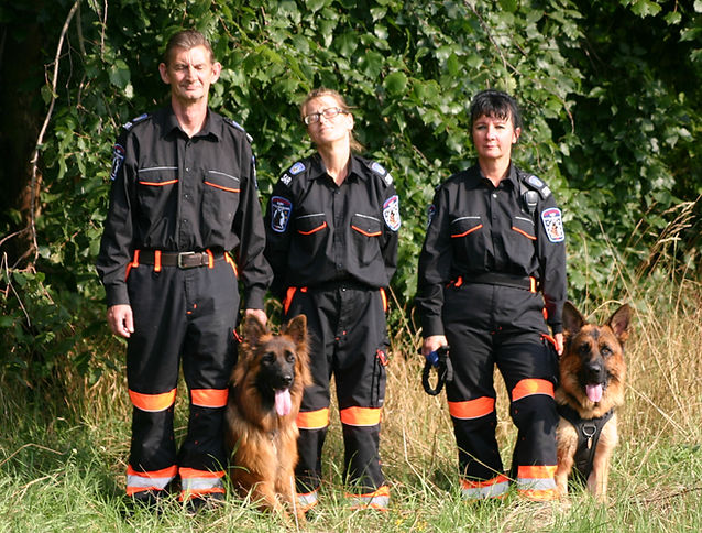 Losonczi József Echo kutyájával, Losoncziné Dudás Szilvia és Juhász Mónika Faith kutyájával